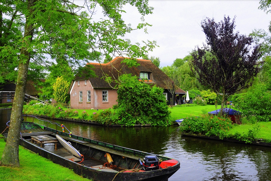 ಕಡಲ ಕೆಳಗಿನ ಚಂದದ ದೇಶ:ಸೀಮಾ ಅಂಕಣ