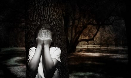 ಹೂವು ಕೀಳಲು ಹೋದ ಹುಡುಗಿಯ ಕಿತ್ತುಕೊಳ್ಳಲು ಹೋದ ಮುದುಕ