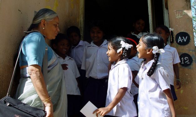 ಗೋಡೆ ಹಾರುತ್ತಿದ್ದ ಗೆಳತಿಯರು: ರೂಪಶ್ರೀ  ಅಂಕಣ