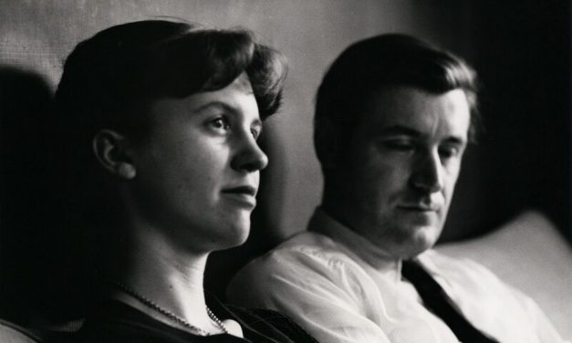 ”ದೋಣಿಯೊಳಗಿನ ಇಬ್ಬರು ಕಪ್ಪು ಕಾಗದ ಕತ್ತರಿಸಿ ಮಾಡಿದ ಬೊಂಬೆಗಳ ಹಾಗೆ….”