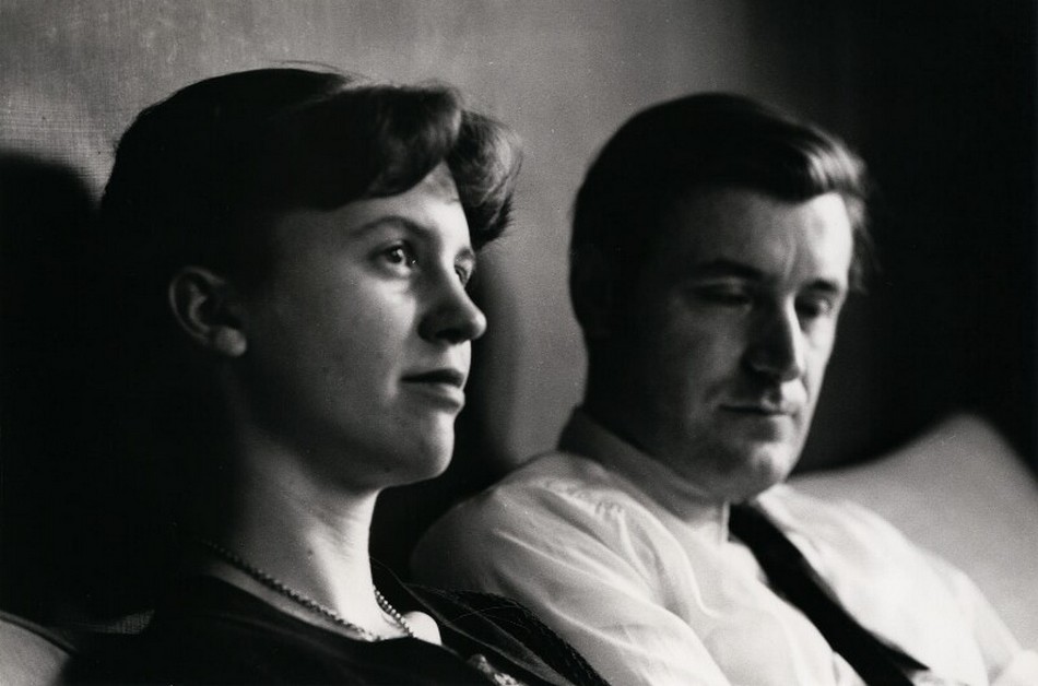 ”ದೋಣಿಯೊಳಗಿನ ಇಬ್ಬರು ಕಪ್ಪು ಕಾಗದ ಕತ್ತರಿಸಿ ಮಾಡಿದ ಬೊಂಬೆಗಳ ಹಾಗೆ….”