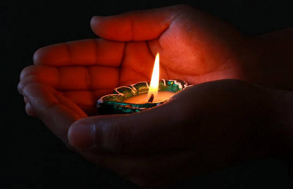 ಕತ್ತಲು ಮತ್ತು ಬೆಳಕಿನ ಹಬ್ಬಗಳ ಸಂಭ್ರಮದಲ್ಲಿ…: ವಿನತೆ ಶರ್ಮ ಅಂಕಣ