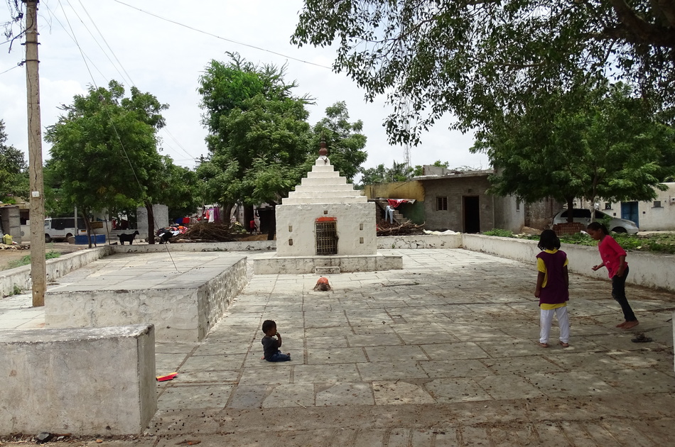 ಅಜ್ಜಿಯೀಗ ಅಗಸಿ ಬಾಗಿಲ ದಾಟಿರಬಹುದೆ?