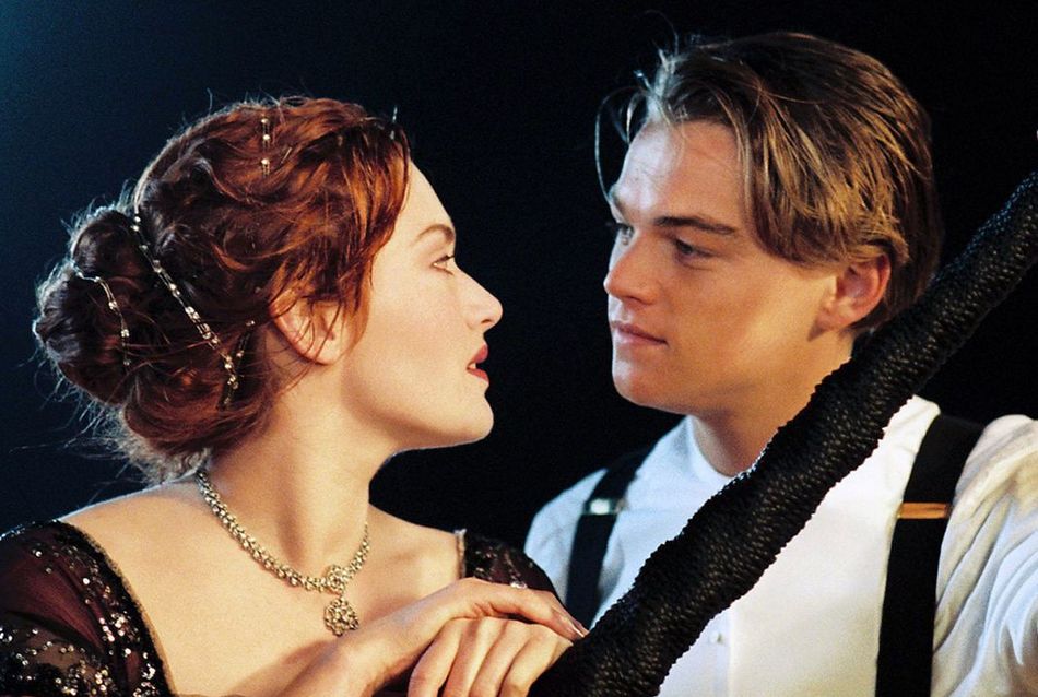 ಸೊಂಟಕ್ಕೆ ಕೆಂಪು ದುಪಟ್ಟಾ ಕಟ್ಟಿಕೊಂಡ ಹುಡುಗಿ