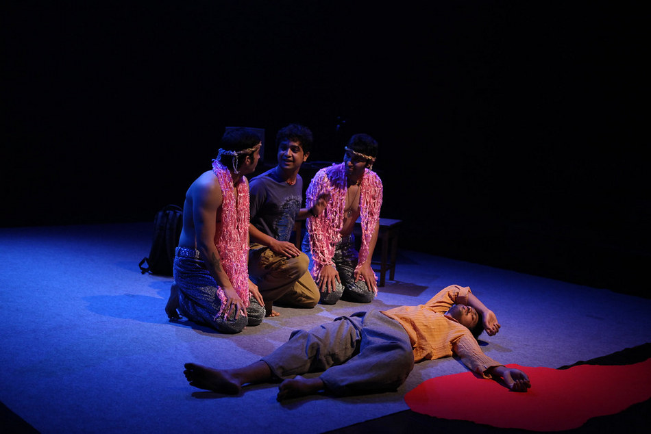 ನಾಟಕದ ನ್ಯೂನತೆಗಳೂ, ಬಂಡೇಳುವ ಜೀವಿಗಳೂ..