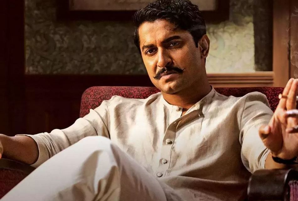 ಕತ್ತಲಿಗೆ ಬೆಳಕಿನ ಬೊಟ್ಟು ಇಟ್ಟಂತೆ ಇರುವ ಚಂದ್ರ..