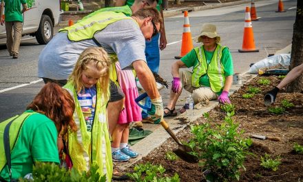 ಸೇವೆಯನ್ನು ಕಲಿಯುವ ಉತ್ಸಾಹಿ ಮಕ್ಕಳು