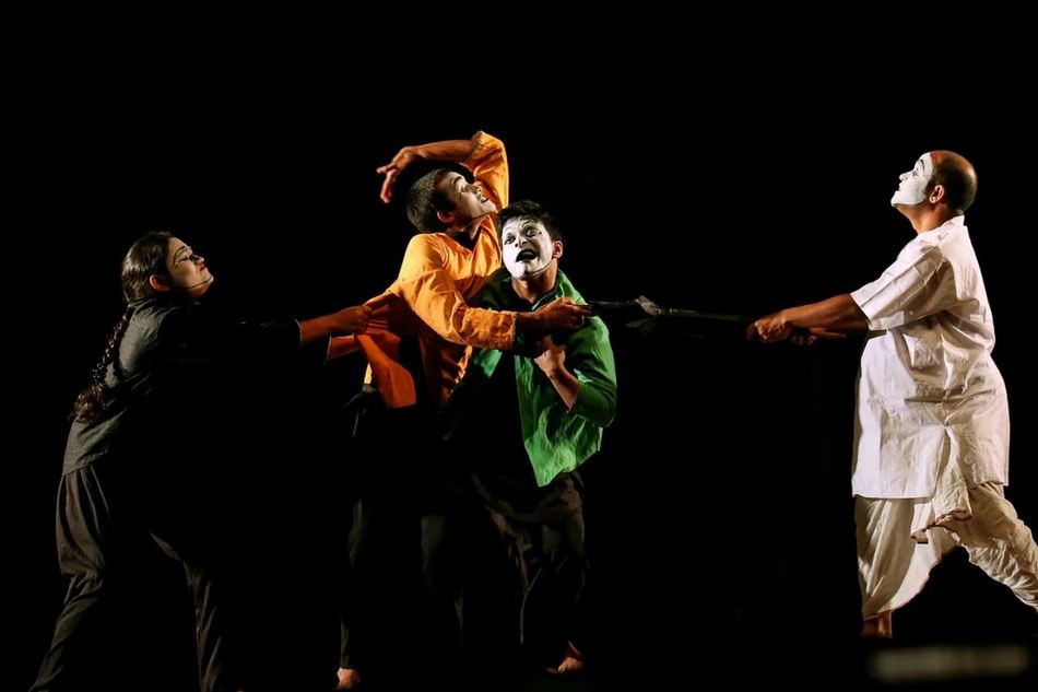 ನೇಪಥ್ಯದಲ್ಲಿ ಹಾದು ಹೋಗುವ ಆಲೋಚನೆಗಳು