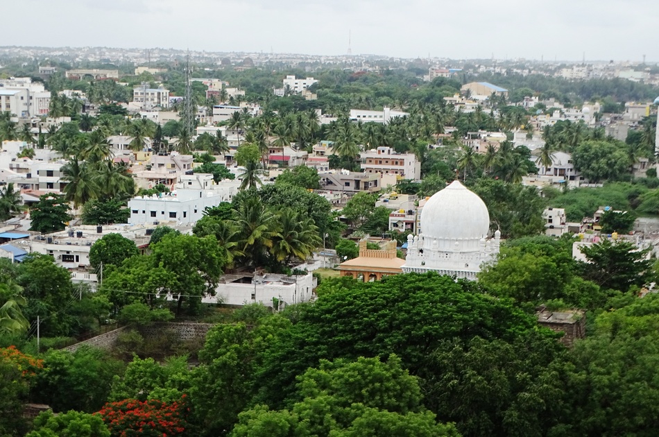 ಬ್ರಿಟಿಷ್ ಹ್ಯಾಟ್ ಮತ್ತು ಗಾಂಧಿಟೋಪಿ