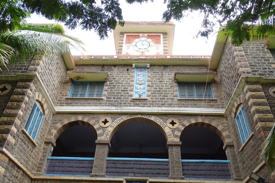 ಬಾಂಬುದಾಳಿಗೀಡಾಗಿ ಬಾನುಲಿ ಬರಿದಾಗಿದೆ ಮೌನವಾಗಿದೆ…