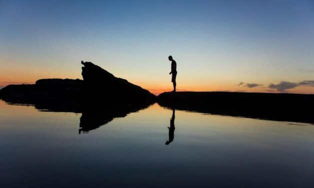 ವ್ಯಕ್ತಮಧ್ಯದ ಬಿಂದುವೊಂದರಲ್ಲಿ ನಿಂತು…: ಡಾ. ವಿಶ್ವನಾಥ ಎನ್ ನೇರಳಕಟ್ಟೆ